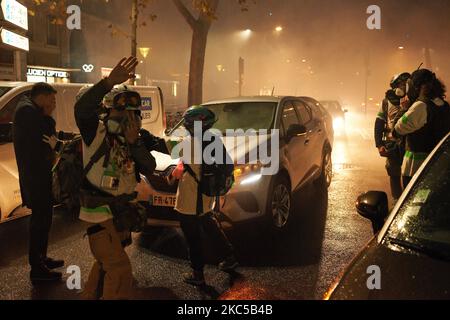 Premier geste de l'iders (médic) comme un homme a reçu une cartouche de gaz lacrymogène dans sa voiture. Plus de 5000 000 manifestants ont une fois de plus protesté contre le projet de loi appelé « Loi sur la sécurité mondiale » promu par le président français Macron et sa majorité. Le projet de loi sur la "loi mondiale sur la sécurité" interdonnera également à quiconque de photographier ou de filmer des membres de la police s'il n'est pas bafoué : les transgresseurs pourraient être condamnés jusqu'à un an de prison et une amende de €45,000 ans. Le projet de loi prévoit également de généraliser la reconnaissance faciale dans les espaces publics comme en Chine.le défenseur français des droits, la Commission nationale française des droits de l'homme (organes administratifs) et Banque D'Images