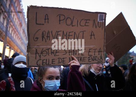 Une jeune femme porte un écriteau intitulé « la police nuit gravement à notre santé et à notre entourage ». Plus de 5000 000 manifestants ont une fois de plus protesté contre le projet de loi appelé « Loi sur la sécurité mondiale » promu par le président français Macron et sa majorité. Le projet de loi sur la "loi mondiale sur la sécurité" interdonnera également à quiconque de photographier ou de filmer des membres de la police s'il n'est pas bafoué : les transgresseurs pourraient être condamnés jusqu'à un an de prison et une amende de €45,000 ans. Le projet de loi prévoit également de généraliser la reconnaissance faciale dans les espaces publics comme en Chine.le défenseur français des droits, la Commission nationale française des droits de l'homme (bodie administrative) Banque D'Images