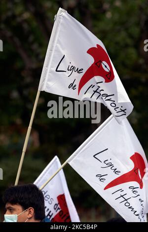 Drapeaux de la LDH (Ligue des droits de l'homme). Plus de 5000 000 manifestants ont une fois de plus protesté contre le projet de loi appelé « Loi sur la sécurité mondiale » promu par le président français Macron et sa majorité. Le projet de loi sur la "loi mondiale sur la sécurité" interdonnera également à quiconque de photographier ou de filmer des membres de la police s'il n'est pas bafoué : les transgresseurs pourraient être condamnés jusqu'à un an de prison et une amende de €45,000 ans. Le projet de loi prévoit également de généraliser la reconnaissance faciale dans les espaces publics comme en Chine.le défenseur français des droits, la Commission nationale française des droits de l'homme (organes administratifs) et l'organe des droits de l'homme des Nations Unies condamnent le projet de loi Banque D'Images