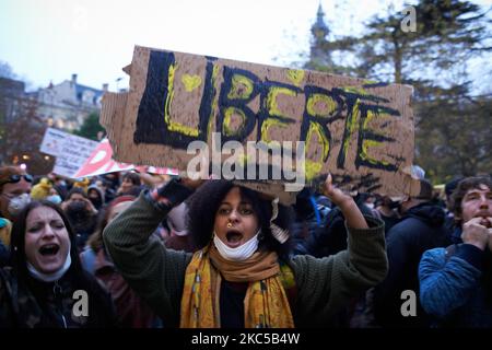 Les Proteters réagissent. Plus de 5000 000 manifestants ont une fois de plus protesté contre le projet de loi appelé « Loi sur la sécurité mondiale » promu par le président français Macron et sa majorité. Le projet de loi sur la "loi mondiale sur la sécurité" interdonnera également à quiconque de photographier ou de filmer des membres de la police s'il n'est pas bafoué : les transgresseurs pourraient être condamnés jusqu'à un an de prison et une amende de €45,000 ans. Le projet de loi prévoit également de généraliser la reconnaissance faciale dans les espaces publics comme en Chine.le défenseur français des droits, la Commission nationale française des droits de l'homme (organes administratifs) et l'organe des droits de l'homme des Nations Unies condamnent le projet de loi, car il s'agit d'une violation Banque D'Images