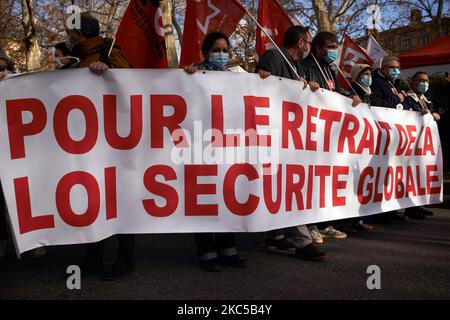 La bannière est intitulée « retrait de la loi mondiale sur la sécurité ». Plus de 5000 000 manifestants ont une fois de plus protesté contre le projet de loi appelé « Loi sur la sécurité mondiale » promu par le président français Macron et sa majorité. Le projet de loi sur la "loi mondiale sur la sécurité" interdonnera également à quiconque de photographier ou de filmer des membres de la police s'il n'est pas bafoué : les transgresseurs pourraient être condamnés jusqu'à un an de prison et une amende de €45,000 ans. Le projet de loi prévoit également de généraliser la reconnaissance faciale dans les espaces publics comme en Chine.le défenseur français des droits, la Commission nationale française des droits de l'homme (organes administratifs) et le conseil d'administration des droits de l'homme de l'ONU Banque D'Images