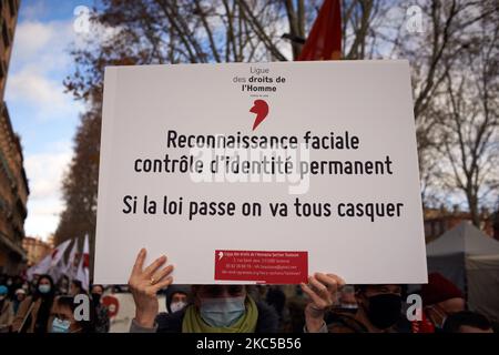 Un membre de la LDH (Human Rights League) est titulaire d'un écriteau « reconnaissance faciale, contrôle d'identité continu. Nous allons payer ». Plus de 5000 000 manifestants ont une fois de plus protesté contre le projet de loi appelé « Loi sur la sécurité mondiale » promu par le président français Macron et sa majorité. Le projet de loi sur la "loi mondiale sur la sécurité" interdonnera également à quiconque de photographier ou de filmer des membres de la police s'il n'est pas bafoué : les transgresseurs pourraient être condamnés jusqu'à un an de prison et une amende de €45,000 ans. Le projet de loi prévoit également de généraliser la reconnaissance faciale dans les espaces publics comme en Chine.le défenseur français des droits, le Commiss national français Banque D'Images