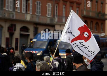 Des manifestants portant le drapeau de la LDH (Human Rights League) passent près de la gendarmerie Mobile (armée) pendant la manifestation. Plus de 5000 000 manifestants ont une fois de plus protesté contre le projet de loi appelé « Loi sur la sécurité mondiale » promu par le président français Macron et sa majorité. Le projet de loi sur la "loi mondiale sur la sécurité" interdonnera également à quiconque de photographier ou de filmer des membres de la police s'il n'est pas bafoué : les transgresseurs pourraient être condamnés jusqu'à un an de prison et une amende de €45,000 ans. Le projet de loi prévoit également de généraliser la reconnaissance faciale dans les espaces publics comme en Chine.le défenseur français des droits, la Commission nationale française Banque D'Images