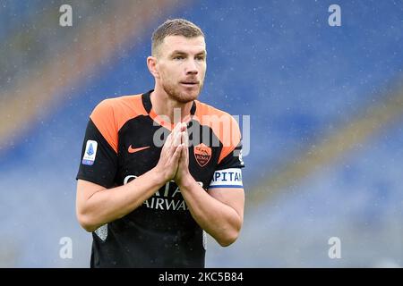 Edin Dzeko d'AS Roma réagit pendant la série Un match entre AS Roma et Sassuolo Calcio au Stadio Olimpico, Rome, Italie, le 6 décembre 2020. (Photo de Giuseppe Maffia/NurPhoto) Banque D'Images