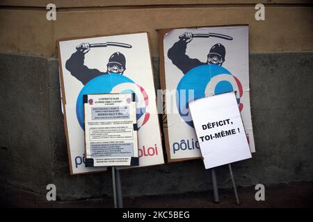 Des placards à gauche, deux représentent un agent Pole emploi comme CRS (Riot police), et celui à gauche lit 'se faire plaisir !' Appelés par plusieurs syndicats, les gens se sont joints à une protestation contre la précarité, la pauvreté et le changement des règles pour les allocations de chômage par le Pole emploi (agence gouvernementale française qui enregistre les chômeurs, les aide à trouver un emploi et leur fournit des avantages financiers). Alors que la crise économique éclate à cause des verrous de 19, le nombre de pauvres explose en France. Ils s'inquiètent des nombreuses coupures d'emplois qui ont eu lieu après la première et la deuxième Banque D'Images