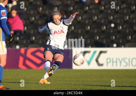 Alanna Kennedy (Tottenham Hotspur) contrôle le ballon pendant le montage Super League 2020-21 de FA Women entre Tottenham Hotspur et Brighton FC à la Hive. (Photo de Federico Guerra Moran/NurPhoto) Banque D'Images