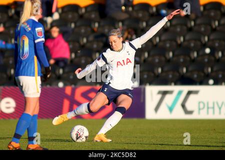 Alanna Kennedy (Tottenham Hotspur) contrôle le ballon pendant le montage Super League 2020-21 de FA Women entre Tottenham Hotspur et Brighton FC à la Hive. (Photo de Federico Guerra Moran/NurPhoto) Banque D'Images