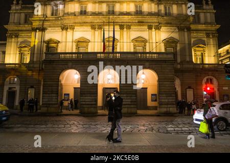 Un couple embrasse devant le Teatro alla Scala dans l'atmosphère de Noël à Milan pendant l'urgence du coronavirus, Milan, Italie, sur 07 décembre 2020. (Photo par Mairo Cinquetti/NurPhoto) Banque D'Images