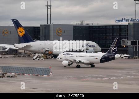 Un avion à impériale Airbus A380 de Lufthansa, vu à côté d'un Airbus A320 plus petit de l'aéroport FRA de Francfort, a amarré aux portes chargées de passagers et de marchandises pour le départ d'un vol long courrier. L'avion à large corps A380-800 a l'enregistrement D-AIMM le nom de Delhi et est alimenté par 4x moteurs RR jet. Deutsche Lufthansa AG DLH ou LH est la plus grande compagnie aérienne d'Allemagne avec une base centrale à l'aéroport de Francfort, Munich et Berlin, ancien transporteur de drapeau allemand et membre fondateur du groupe d'aviation de Star Alliance. Le trafic mondial de passagers a diminué pendant la pandémie du coronavirus covid-19 Banque D'Images