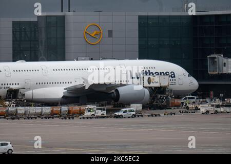 Les avions à impériale Lufthansa Airbus A380, vus à l'aéroport FRA de Francfort, sont amarrés aux portes chargées de passagers et de marchandises pour le départ d'un vol long courrier. L'avion à large corps A380-800 a l'enregistrement D-AIMM le nom de Delhi et est alimenté par 4x moteurs RR jet. Deutsche Lufthansa AG DLH ou LH est la plus grande compagnie aérienne d'Allemagne avec une base centrale à l'aéroport de Francfort, Munich et Berlin, ancien transporteur de drapeau allemand et membre fondateur du groupe d'aviation de Star Alliance. Le trafic mondial de passagers a diminué durant la période pandémique du coronavirus covid-19 avec le programme de surveillance de l'industrie Banque D'Images