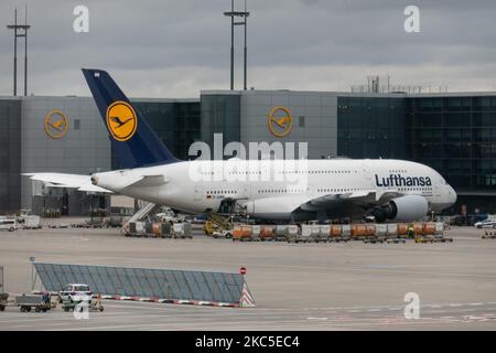 Les avions à impériale Lufthansa Airbus A380, vus à l'aéroport FRA de Francfort, sont amarrés aux portes chargées de passagers et de marchandises pour le départ d'un vol long courrier. L'avion à large corps A380-800 a l'enregistrement D-AIMM le nom de Delhi et est alimenté par 4x moteurs RR jet. Deutsche Lufthansa AG DLH ou LH est la plus grande compagnie aérienne d'Allemagne avec une base centrale à l'aéroport de Francfort, Munich et Berlin, ancien transporteur de drapeau allemand et membre fondateur du groupe d'aviation de Star Alliance. Le trafic mondial de passagers a diminué durant la période pandémique du coronavirus covid-19 avec le programme de surveillance de l'industrie Banque D'Images