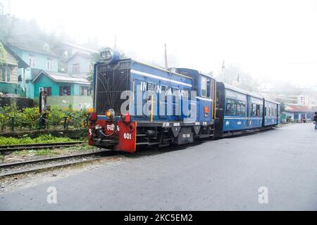 Le chemin de fer historique Darjeeling Himalayan ou DHR ou connu comme Toy train en raison de l'étroite jauge de 2ft sur les pentes de l'Himalaya en Inde. Le train relie New Jalpaiguri et Darjeeling au Bengale-Occidental, construit en 1881 et atteint une altitude de 2200m. Au-dessus du niveau de la mer. La locomotive utilise du diesel, mais des locomotives à vapeur de classe B sont également utilisées et font le trajet entre les habitants et les touristes de Ghum et Darjeeling, avec une vue panoramique sur les montagnes, les pentes, la plantation de thé et passent des villes à côté des maisons et des marchés. Depuis 1999, l'UNESCO a déclaré le DHR site du patrimoine mondial, W Banque D'Images