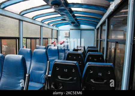 À l'intérieur du train de passagers de l'Himalaya. Le Darjeeling Himalayan Railway ou DHR ou connu comme Toy train en raison de la voie étroite 2ft sur les pentes de l'Himalaya en Inde. Le train relie New Jalpaiguri et Darjeeling au Bengale-Occidental, construit en 1881 et atteint une altitude de 2200m. Au-dessus du niveau de la mer. La locomotive utilise du diesel, mais des locomotives à vapeur de classe B sont également utilisées et font le trajet entre les habitants et les touristes de Ghum et Darjeeling, avec une vue panoramique sur les montagnes, les pentes, la plantation de thé et passent des villes à côté des maisons et des marchés. Depuis 1999 Banque D'Images