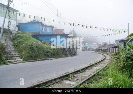 Le chemin de fer historique Darjeeling Himalayan ou DHR ou connu comme Toy train en raison de l'étroite jauge de 2ft sur les pentes de l'Himalaya en Inde. Le train relie New Jalpaiguri et Darjeeling au Bengale-Occidental, construit en 1881 et atteint une altitude de 2200m. Au-dessus du niveau de la mer. La locomotive utilise du diesel, mais des locomotives à vapeur de classe B sont également utilisées et font le trajet entre les habitants et les touristes de Ghum et Darjeeling, avec une vue panoramique sur les montagnes, les pentes, la plantation de thé et passent des villes à côté des maisons et des marchés. Depuis 1999, l'UNESCO a déclaré le DHR site du patrimoine mondial, W Banque D'Images