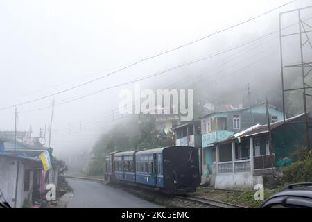 Le chemin de fer historique Darjeeling Himalayan ou DHR ou connu comme Toy train en raison de l'étroite jauge de 2ft sur les pentes de l'Himalaya en Inde. Le train relie New Jalpaiguri et Darjeeling au Bengale-Occidental, construit en 1881 et atteint une altitude de 2200m. Au-dessus du niveau de la mer. La locomotive utilise du diesel, mais des locomotives à vapeur de classe B sont également utilisées et font le trajet entre les habitants et les touristes de Ghum et Darjeeling, avec une vue panoramique sur les montagnes, les pentes, la plantation de thé et passent des villes à côté des maisons et des marchés. Depuis 1999, l'UNESCO a déclaré le DHR site du patrimoine mondial, W Banque D'Images