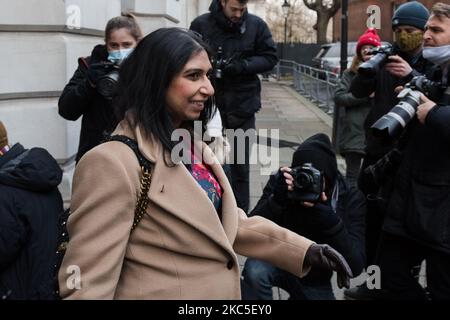 Le procureur général Suella Braverman quitte Downing Street dans le centre de Londres après avoir assisté à la réunion hebdomadaire du Cabinet tenue au Foreign Office le 08 décembre 2020 à Londres, en Angleterre. Les discussions sur le futur partenariat entre le Royaume-Uni et l'UE se poursuivent cette semaine à Bruxelles avec un peu plus de trois semaines restant jusqu'à la fin de la période de transition du Brexit, lorsque le Royaume-Uni est sur le point de quitter le marché unique et l'Union douanière avec ou sans accord commercial. (Photo de Wiktor Szymanowicz/NurPhoto) Banque D'Images