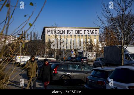 Une bannière, une œuvre de l'artiste Rirkrit Tiravanija, lisant "demain est la question", est suspendue sur la façade du club techno Berghain à Berlin, en Allemagne, sur 8 décembre 2020. (Photo par Emmanuele Contini/NurPhoto) Banque D'Images