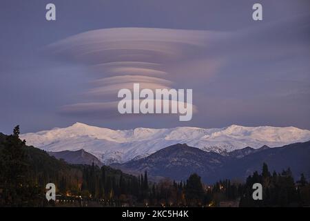 Nuages lenticulaires au-dessus de la Sierra Nevada au coucher du soleil à Grenade, dans le sud de l'Espagne, sur 9 décembre 2020. (Photo de Fermin Rodriguez/NurPhoto) Banque D'Images