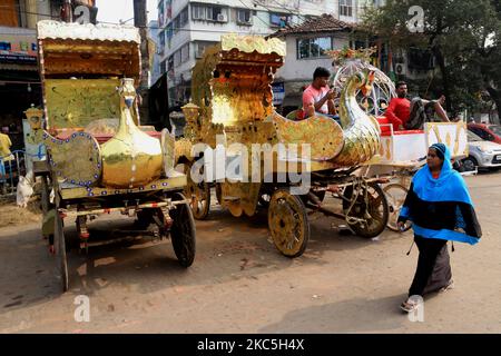 Une promenade de femmes musulmanes sur la rue et arrière chariot à cheval à Kolkata sur 09 décembre,2020. Le confinement qui a commencé 25 mars a envoyé un exode de travailleurs de son énorme secteur informel fuyant les villes à leurs maisons ancestrales dans la campagne. Les économistes disent que le taux de chômage a atteint 39,3% à la fin de la semaine 22 novembre, a déclaré le CMEE dans un post sur son site Web le 23 novembre. (Photo de Debajyoti Chakraborty/NurPhoto) Banque D'Images