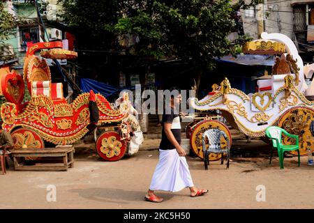 Un homme marche sur la rue et arrière chariot à cheval dans Kolkata sur 09 décembre,2020. Le confinement qui a commencé 25 mars a envoyé un exode de travailleurs de son énorme secteur informel fuyant les villes à leurs maisons ancestrales dans la campagne. Les économistes disent que le taux de chômage a atteint 39,3% à la fin de la semaine 22 novembre, a déclaré le CMEE dans un post sur son site Web le 23 novembre. (Photo de Debajyoti Chakraborty/NurPhoto) Banque D'Images