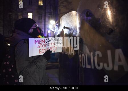 Femme tient une bannière anti-ministère de l'éducation pendant la marche pour le climat futur mars organisé avant le vote du Conseil européen à Varsovie sur 9 décembre 2020. (Photo de Maciej Luczniewski/NurPhoto) Banque D'Images