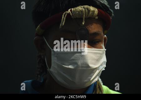 Muaythai boxer portant un masque facial lors d'un match de boxe thaï avec un nombre limité de spectateurs au stade de boxe thaï Rajadamnern Muay à Bangkok, Thaïlande, 10 décembre 2020. (Photo par Anusak Laowilas/NurPhoto) Banque D'Images