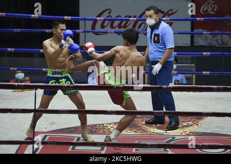 Muay Thai Boxing Fighters en action lors d'un match de boxe thaï avec un nombre limité de spectateurs au stade de boxe thaï de Rajadamnern Muay à Bangkok, Thaïlande, 10 décembre 2020. (Photo par Anusak Laowilas/NurPhoto) Banque D'Images