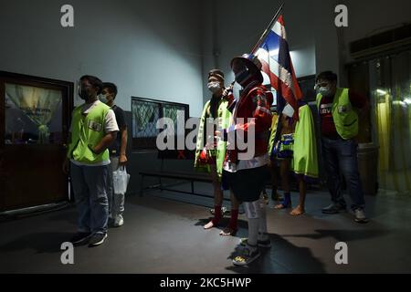 Muay Thai Boxing chasseur et entraîneurs portant un masque facial lors d'un match de boxe thaï avec des spectateurs limités au Rajadamnern Muay Thai Boxing Stadium à Bangkok, Thaïlande, 10 décembre 2020. (Photo par Anusak Laowilas/NurPhoto) Banque D'Images