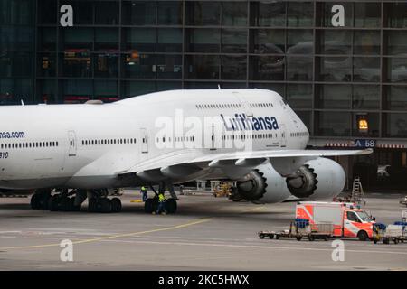 Lufthansa Boeing 747-8 avion à impériale emblématique vu à l'aéroport de Francfort FRA. Le grand avion est connu sous le nom de Reine des Skies, un Boeing B747 moderne et avancé à quatre moteurs, avec l'enregistrement D-ABYD, le nom de Mecklembourg-Poméranie-Occidentale et alimenté par 4x moteurs à jet GE. Deutsche Lufthansa AG DLH ou LH est la plus grande compagnie aérienne d'Allemagne avec une base centrale à l'aéroport de Francfort, Munich et Berlin, ancien transporteur de drapeau allemand et membre fondateur du groupe d'aviation de Star Alliance. Le trafic mondial de passagers a diminué pendant la pandémie de covid-19 du coronavirus, l'industrie ayant des difficultés Banque D'Images