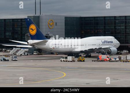 Lufthansa Boeing 747-8 avion à impériale emblématique vu à l'aéroport de Francfort FRA. Le grand avion est connu sous le nom de Reine des Skies, un Boeing B747 moderne et avancé à quatre moteurs, avec l'enregistrement D-ABYD, le nom de Mecklembourg-Poméranie-Occidentale et alimenté par 4x moteurs à jet GE. Deutsche Lufthansa AG DLH ou LH est la plus grande compagnie aérienne d'Allemagne avec une base centrale à l'aéroport de Francfort, Munich et Berlin, ancien transporteur de drapeau allemand et membre fondateur du groupe d'aviation de Star Alliance. Le trafic mondial de passagers a diminué pendant la pandémie de covid-19 du coronavirus, l'industrie ayant des difficultés Banque D'Images