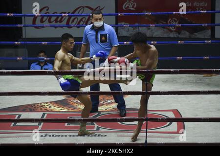 Muay Thai Boxing Fighters en action lors d'un match de boxe thaï avec un nombre limité de spectateurs au stade de boxe thaï de Rajadamnern Muay à Bangkok, Thaïlande, 10 décembre 2020. (Photo par Anusak Laowilas/NurPhoto) Banque D'Images