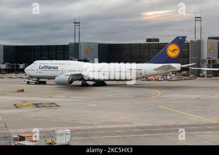 Lufthansa Boeing 747-8 avion à impériale emblématique vu à l'aéroport de Francfort FRA. Le grand avion est connu sous le nom de Reine des Skies, un Boeing B747 moderne et avancé à quatre moteurs, avec l'enregistrement D-ABYD, le nom de Mecklembourg-Poméranie-Occidentale et alimenté par 4x moteurs à jet GE. Deutsche Lufthansa AG DLH ou LH est la plus grande compagnie aérienne d'Allemagne avec une base centrale à l'aéroport de Francfort, Munich et Berlin, ancien transporteur de drapeau allemand et membre fondateur du groupe d'aviation de Star Alliance. Le trafic mondial de passagers a diminué pendant la pandémie de covid-19 du coronavirus, l'industrie ayant des difficultés Banque D'Images