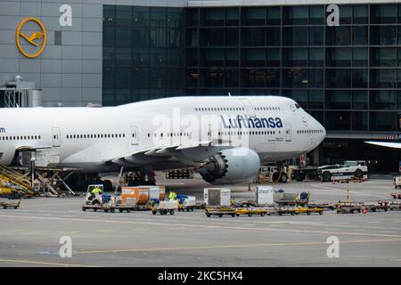 Lufthansa Boeing 747-8 avion à impériale emblématique vu à l'aéroport de Francfort FRA. Le grand avion est connu sous le nom de Reine des Skies, un Boeing B747 moderne et avancé à quatre moteurs, avec l'enregistrement D-ABYD, le nom de Mecklembourg-Poméranie-Occidentale et alimenté par 4x moteurs à jet GE. Deutsche Lufthansa AG DLH ou LH est la plus grande compagnie aérienne d'Allemagne avec une base centrale à l'aéroport de Francfort, Munich et Berlin, ancien transporteur de drapeau allemand et membre fondateur du groupe d'aviation de Star Alliance. Le trafic mondial de passagers a diminué pendant la pandémie de covid-19 du coronavirus, l'industrie ayant des difficultés Banque D'Images