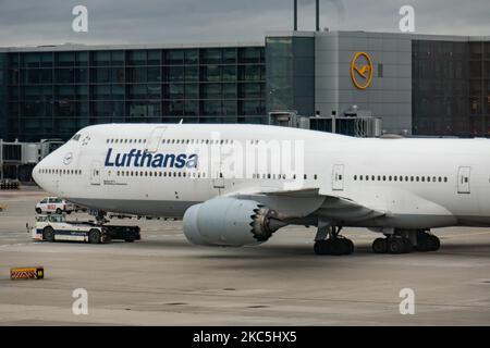 Lufthansa Boeing 747-8 avion à impériale emblématique vu à l'aéroport de Francfort FRA. Le grand avion est connu sous le nom de Reine des Skies, un Boeing B747 moderne et avancé à quatre moteurs, avec l'enregistrement D-ABYD, le nom de Mecklembourg-Poméranie-Occidentale et alimenté par 4x moteurs à jet GE. Deutsche Lufthansa AG DLH ou LH est la plus grande compagnie aérienne d'Allemagne avec une base centrale à l'aéroport de Francfort, Munich et Berlin, ancien transporteur de drapeau allemand et membre fondateur du groupe d'aviation de Star Alliance. Le trafic mondial de passagers a diminué pendant la pandémie de covid-19 du coronavirus, l'industrie ayant des difficultés Banque D'Images