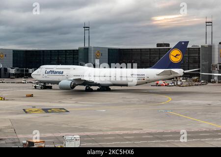 Lufthansa Boeing 747-8 avion à impériale emblématique vu à l'aéroport de Francfort FRA. Le grand avion est connu sous le nom de Reine des Skies, un Boeing B747 moderne et avancé à quatre moteurs, avec l'enregistrement D-ABYD, le nom de Mecklembourg-Poméranie-Occidentale et alimenté par 4x moteurs à jet GE. Deutsche Lufthansa AG DLH ou LH est la plus grande compagnie aérienne d'Allemagne avec une base centrale à l'aéroport de Francfort, Munich et Berlin, ancien transporteur de drapeau allemand et membre fondateur du groupe d'aviation de Star Alliance. Le trafic mondial de passagers a diminué pendant la pandémie de covid-19 du coronavirus, l'industrie ayant des difficultés Banque D'Images