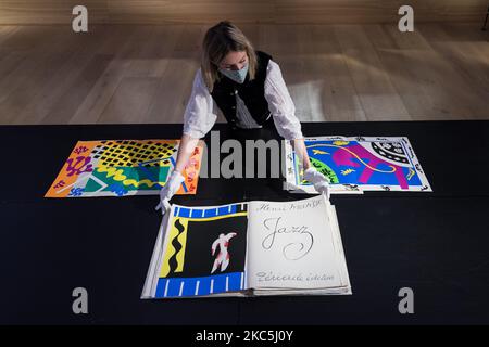 (USAGE ÉDITORIAL SEULEMENT) Un membre du personnel présente un livre d'Henri Matisse (1869-1954) Jazz, Thériade, Paris, 1947 ensemble de 20 pochoirs en couleurs (est. £240 000 - 300 000) lors d'un appel photo pour les tirages et les soldes multiples de Bonhams, sur 10 décembre 2020 à Londres, en Angleterre. (Photo de Wiktor Szymanowicz/NurPhoto) Banque D'Images