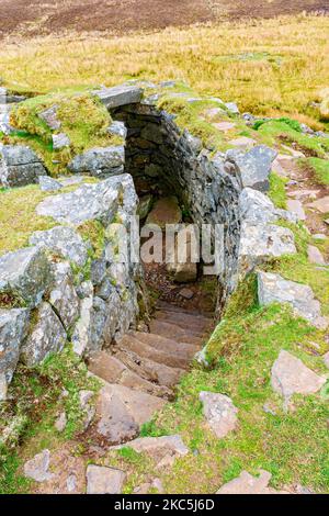 Marches en pierre dans les murs jumeaux de Dùn Beag Broch, près de Bracadale, île de Skye, Écosse, Royaume-Uni Banque D'Images