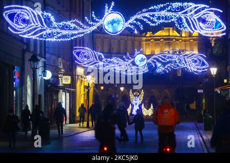 Décorations de Noël au-dessus de la rue Grodzka à Cracovie, en Pologne, sur 09 décembre 2020. (Photo de Beata Zawrzel/NurPhoto) Banque D'Images