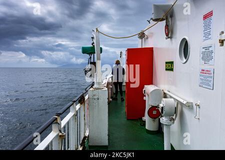 Des nuages orageux au-dessus de l'île de Rum à bord du traversier calédonien MacBrayne Small Isles, le MV Lochnevis. Inner Hebrides, Écosse, Royaume-Uni Banque D'Images