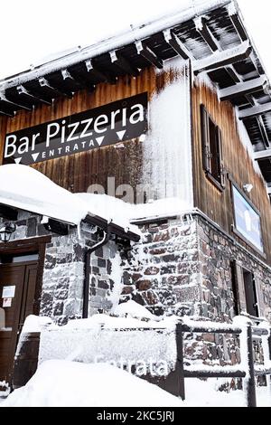 Vue de la station de ski Mont Maniva (province de Brescia, Italie) fermé au public pendant la deuxième vague de la pandémie du coronavirus à 10 décembre 2020. Alors que la Lombardie est prête à soulager les mesures anti-covid grâce à une diminution du nombre de contagions, les propriétaires de stations de ski sont confrontés à la chance de perdre la grande majorité de la saison de Noël (particulièrement riche de neige cette année) En raison de la réglementation très restrictive déclarée par le gouvernement qui les gardera fermés jusqu'au 6th janvier 2021. Il est également interdit de se déplacer entre différentes régions dans cette période Banque D'Images