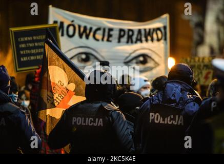 Une forte présence des forces de police lors d'une manifestation anti-gopement « Walk for the future » sur la place Matejko de Cracovie. Quelques colombes d'activistes se sont rassemblées pour examorcer leur colère contre le gouvernement polonais. La police locale a bloqué les participants du mois de mars et quelques militants ont été arrêtés et emmenés au quartier général de la police à 9 décembre 2020, à Cracovie, en Pologne. (Photo par Artur Widak/NurPhoto) Banque D'Images