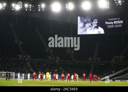 Les joueurs et les officiels observent une minute de silence avant le coup d'envoi en mémoire de l'ancien joueur international de football italien Paolo Rossi UEFA Europe League Group J entre Tottenham Hotspur et Royal Anvers au stade Tottenham Hotspur , Londres, Angleterre, le 10th décembre 2020 (photo d'action Foto Sport/NurPhoto) Banque D'Images