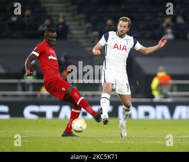 L-R Abdoulaye Seck du FC Royal Antwerp et Harry Kane de Tottenham Hotspur lors de l'UEFA Europe League Group J entre Tottenham Hotspur et Royal Anvers au stade Tottenham Hotspur , Londres, Angleterre, le 10th décembre 2020 (photo par action Foto Sport/NurPhoto) Banque D'Images