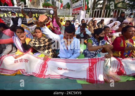 Les membres de Krisok mukti Sangram samiti (KMSS) prennent part à une manifestation contre la loi sur l'amendement de la citoyenneté (CAA), dans le district de Nagaon d'Assam, en Inde, le 12,2020 décembre. (Photo par Anuwar Hazarika/NurPhoto) Banque D'Images