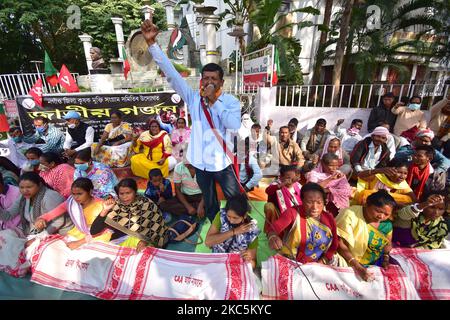 Les membres de Krisok mukti Sangram samiti (KMSS) prennent part à une manifestation contre la loi sur l'amendement de la citoyenneté (CAA), dans le district de Nagaon d'Assam, en Inde, le 12,2020 décembre. (Photo par Anuwar Hazarika/NurPhoto) Banque D'Images