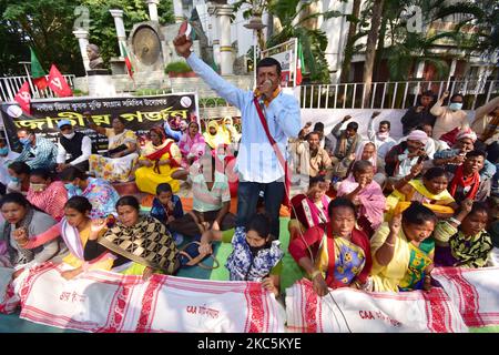 Les membres de Krisok mukti Sangram samiti (KMSS) prennent part à une manifestation contre la loi sur l'amendement de la citoyenneté (CAA), dans le district de Nagaon d'Assam, en Inde, le 12,2020 décembre. (Photo par Anuwar Hazarika/NurPhoto) Banque D'Images