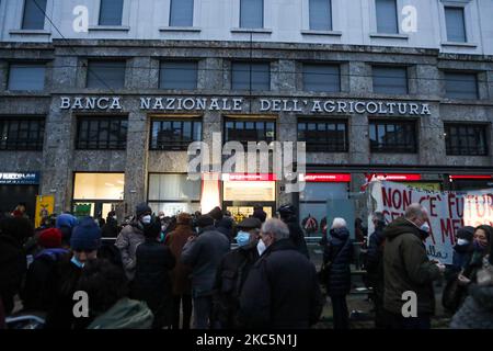 Commémoration de l'attentat à la Piazza Fontana à Milan, Milan, Italie, sur 12 décembre 2020. L'attentat à la Piazza Fontana a été un attentat terroriste qui s'est produit le 12 décembre 1969 lorsqu'une bombe a explosé au siège de Banca Nazionale dell'Agricoltura (la Banque nationale agricole) sur la Piazza Fontana (près du Duomo) à Milan, en Italie, tuant 17 personnes et en blessant 88. Le même après-midi, trois autres bombes ont explosé à Rome et à Milan, et une autre a été trouvée non explosée. (Photo par Mairo Cinquetti/NurPhoto) Banque D'Images