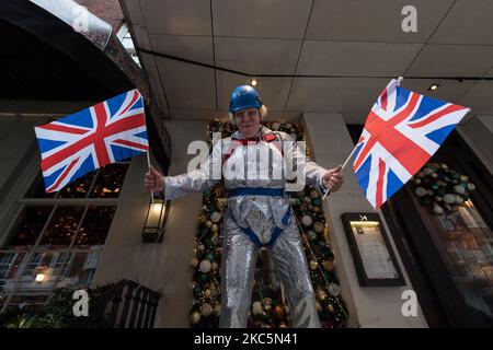 Effigie du Premier ministre britannique Boris Johnson dans un costume festif étincelant, les drapeaux britanniques sont exposés devant le 34 Restaurant de Mayfair, le 12 décembre 2020 à Londres, en Angleterre. Londres risque d'entrer dans les restrictions de niveau 3 du coronavirus avant Noël, car les taux d'infection dans la capitale sont maintenant au-dessus de la moyenne nationale et continuent d'augmenter, le gouvernement étant tenu de revoir les allocations pour toutes les régions d'Angleterre le 16 décembre. (Photo de Wiktor Szymanowicz/NurPhoto) Banque D'Images