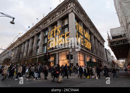 Des foules d'acheteurs sont vues sur Oxford Street, le 12 décembre 2020 à Londres, Angleterre. Londres risque d'entrer dans les restrictions de niveau 3 du coronavirus avant Noël, car les taux d'infection dans la capitale sont maintenant au-dessus de la moyenne nationale et continuent d'augmenter, le gouvernement étant tenu de revoir les allocations pour toutes les régions d'Angleterre le 16 décembre. (Photo de Wiktor Szymanowicz/NurPhoto) Banque D'Images