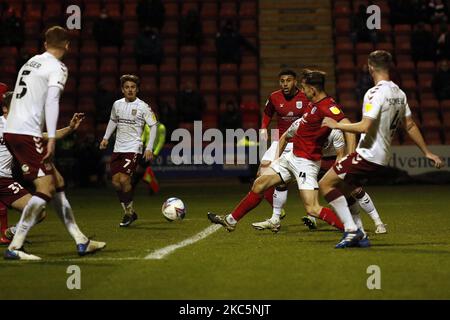 Ryan Wintle, de Crewe, tire et enregistre pour en faire 2-1 à temps supplémentaire lors du match de la Sky Bet League 1 entre Crewe Alexandra et Northampton Town au stade Alexandra, à Crewe, le samedi 12th décembre 2020. (Photo de Chris Donnelly/MI News/NurPhoto) Banque D'Images